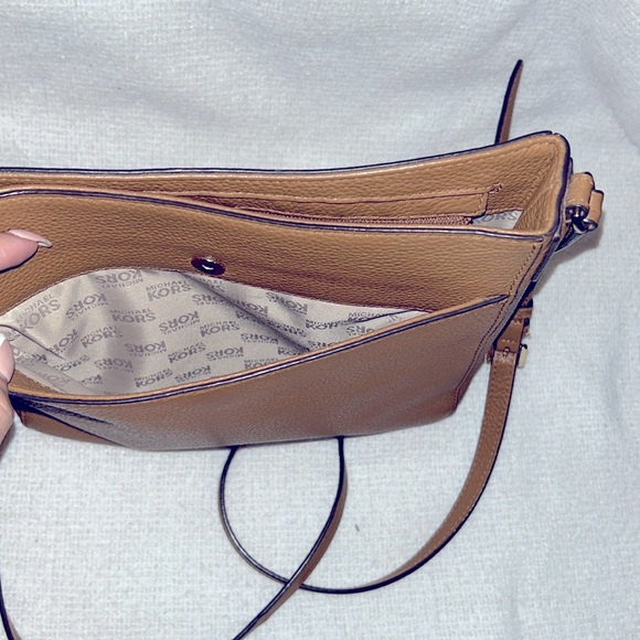 Michael Kors Jet Set Pebbled Leather Messenger Bag - Picture 4 of 6